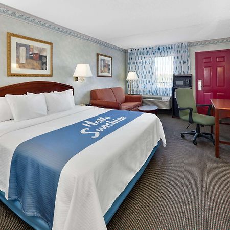 Days Inn & Suites By Wyndham בנטונוויל מראה חיצוני תמונה