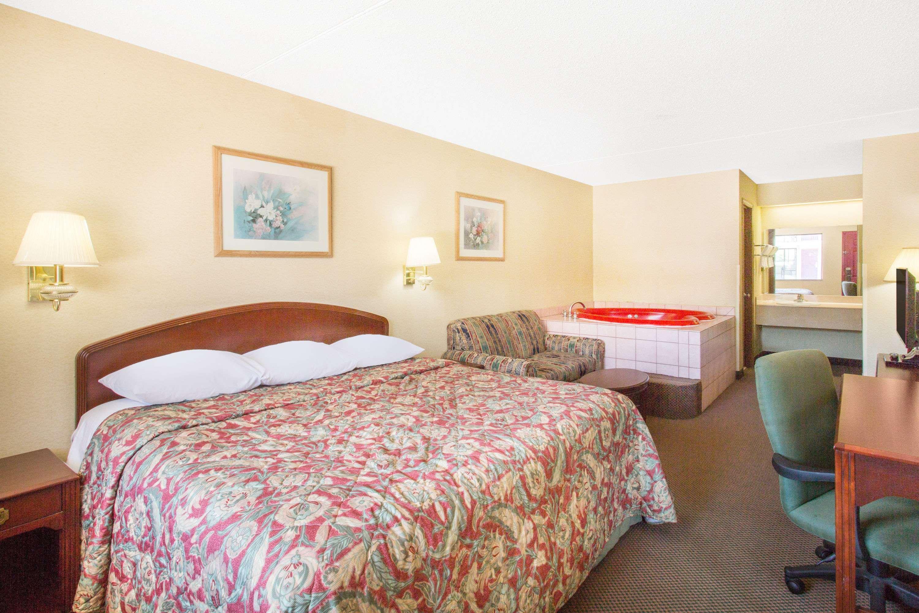 Days Inn & Suites By Wyndham בנטונוויל מראה חיצוני תמונה