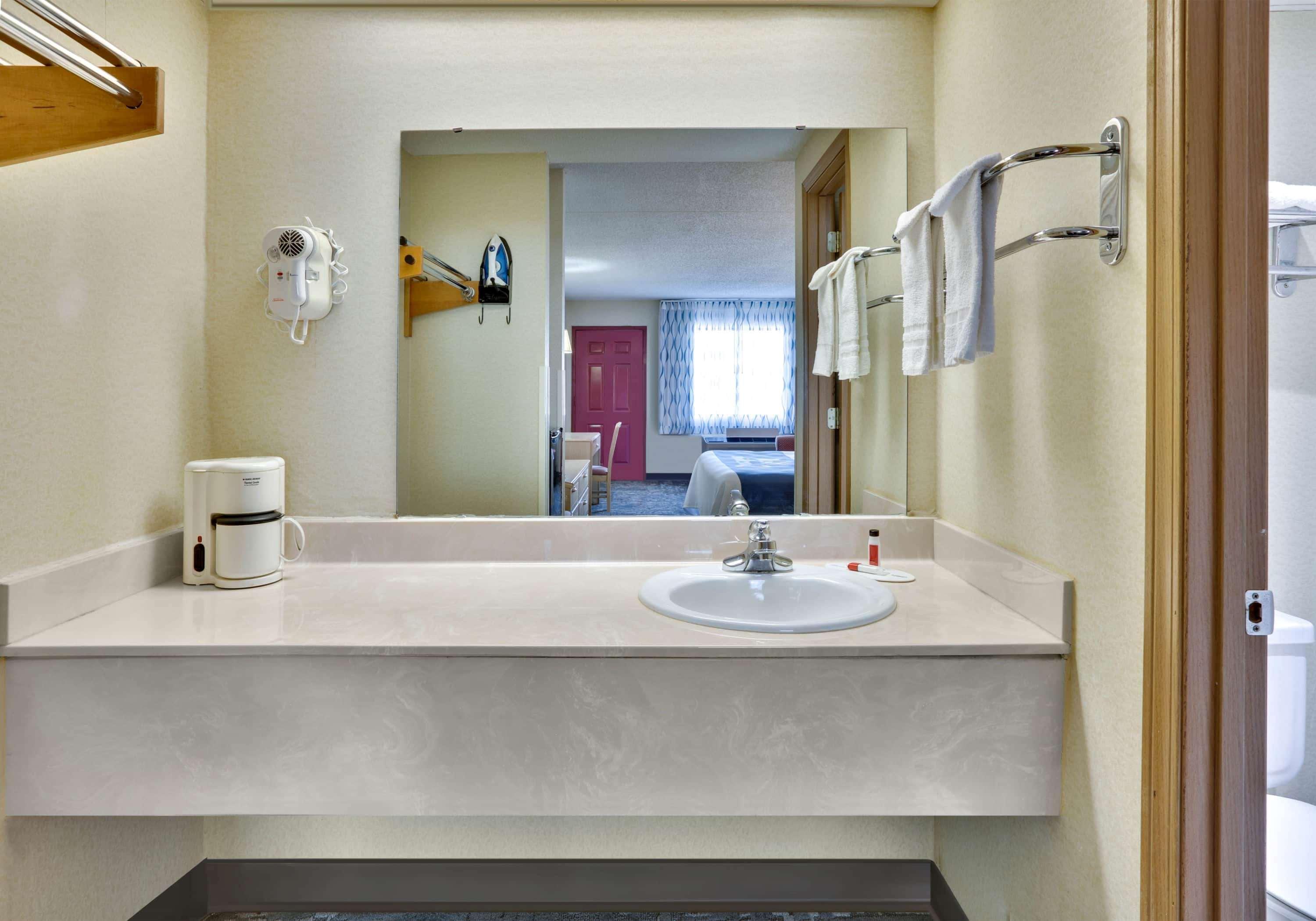 Days Inn & Suites By Wyndham בנטונוויל מראה חיצוני תמונה