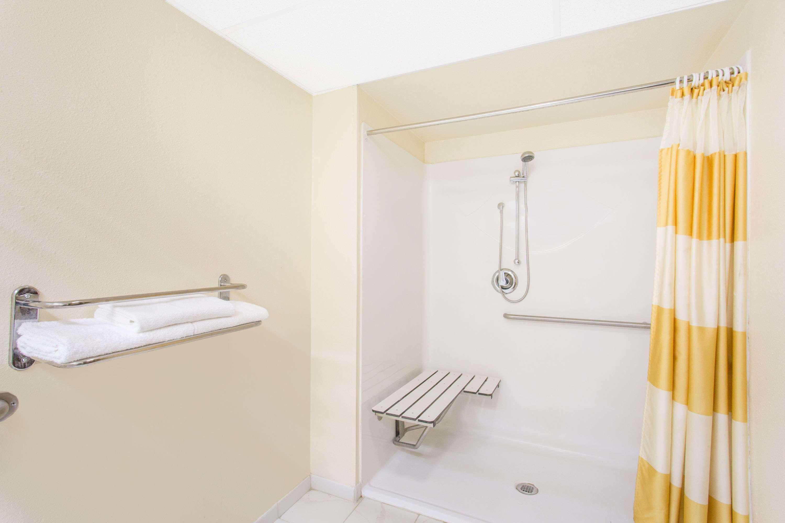 Days Inn & Suites By Wyndham בנטונוויל מראה חיצוני תמונה