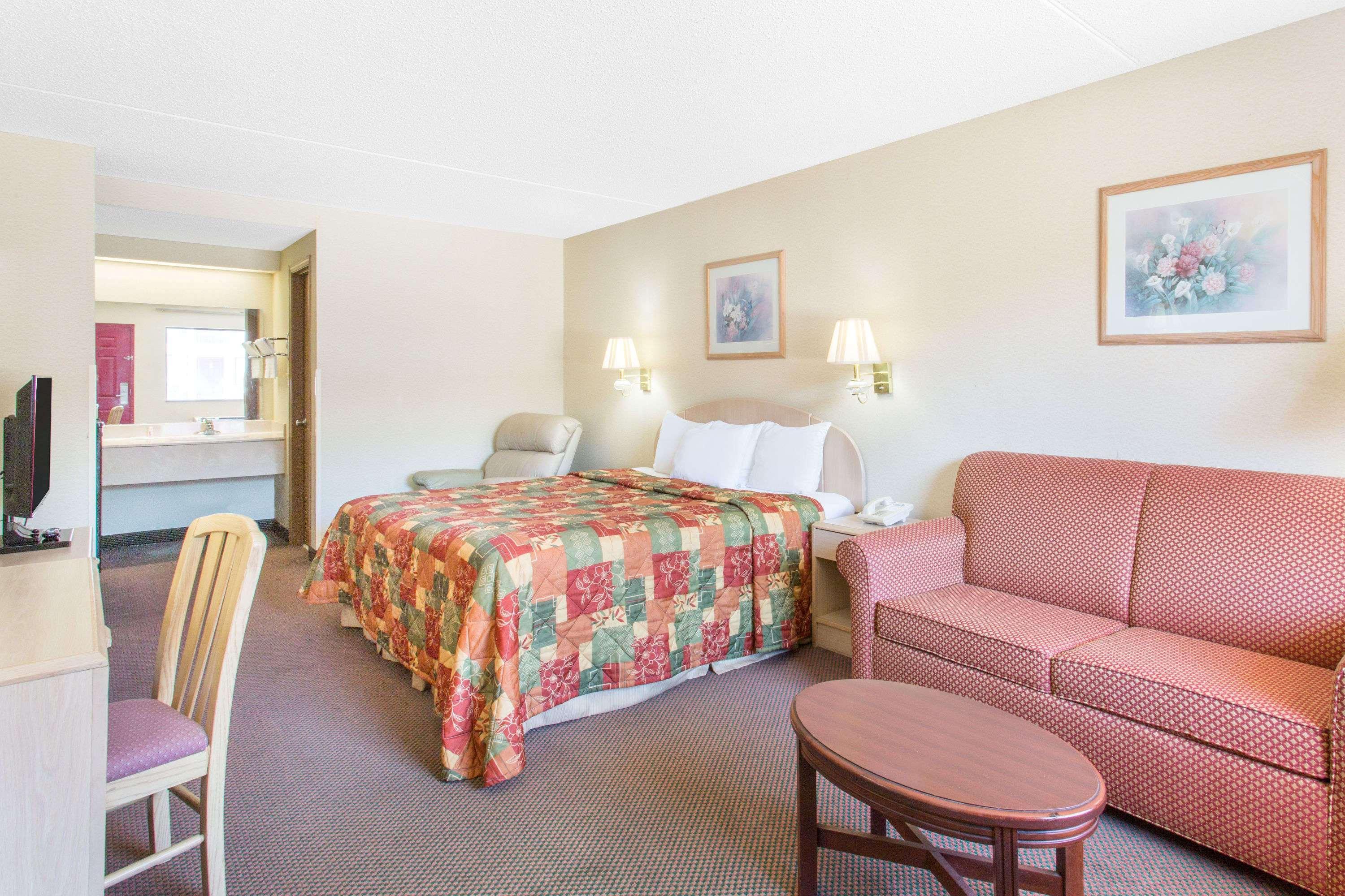 Days Inn & Suites By Wyndham בנטונוויל מראה חיצוני תמונה