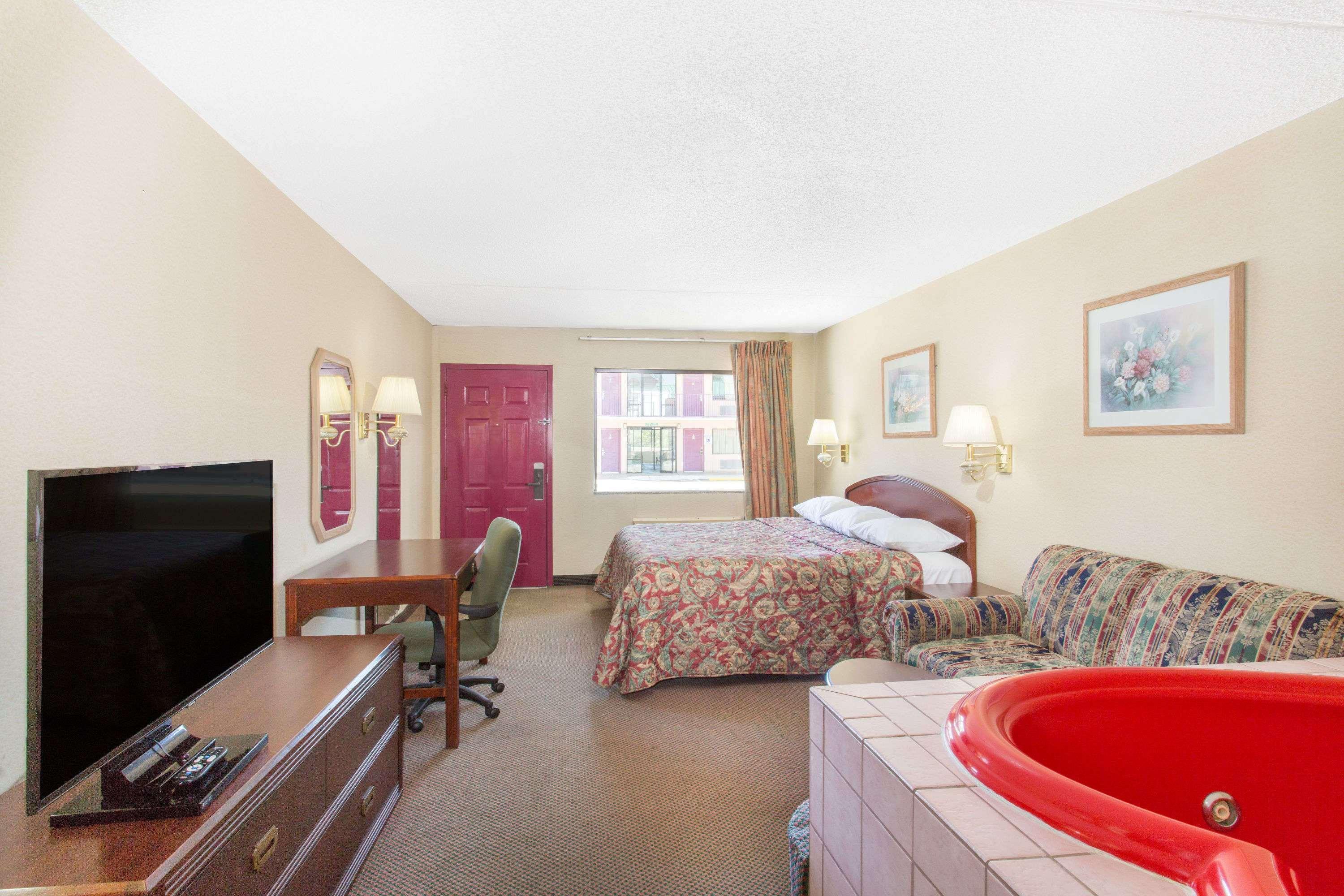 Days Inn & Suites By Wyndham בנטונוויל מראה חיצוני תמונה